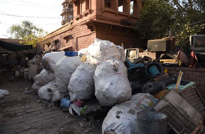 jodhpur nagar nigam जोधपुर के प्रसिद्ध घंटाघर की सुंदरता पर दाग लगा रहा है कबाड़, सनसिटी के नाम को दागदार करने वाली है तस्वीर