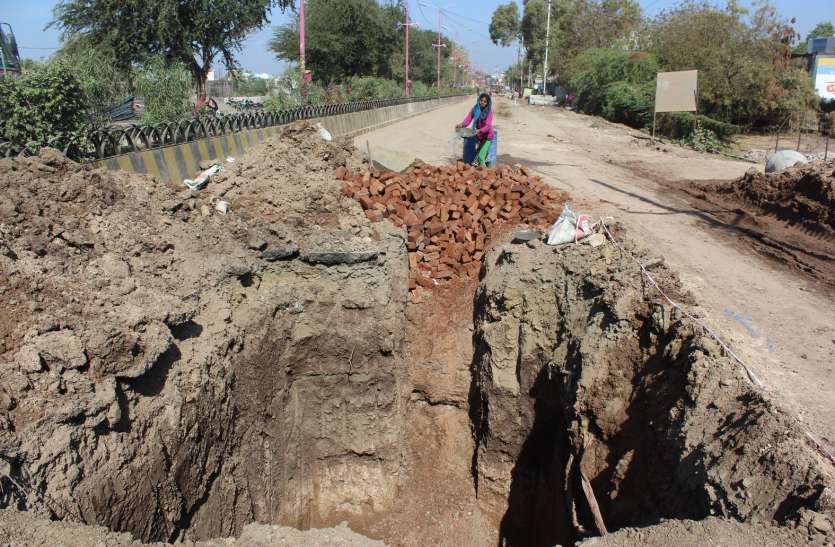 narmadajal in khargone सीवरेज के गड्ढों से सड़कें हो रही छलनी