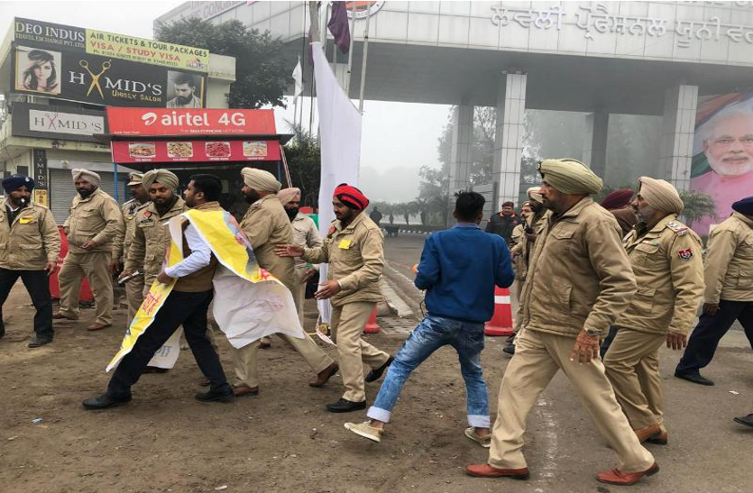 police मोदी को पंद्रह लाख का चैक देने जा रहे कांग्रेसी गिरफ्तार