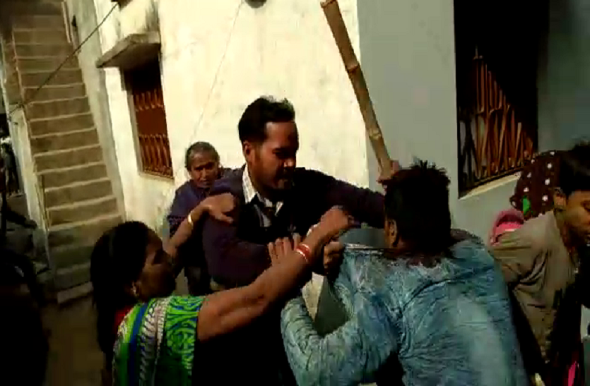 clash in mirzapur मकान खाली कराने को लेकर विवाद में जमकर चले लाठी- डंडे, पिटाई का वीडियो वायरल