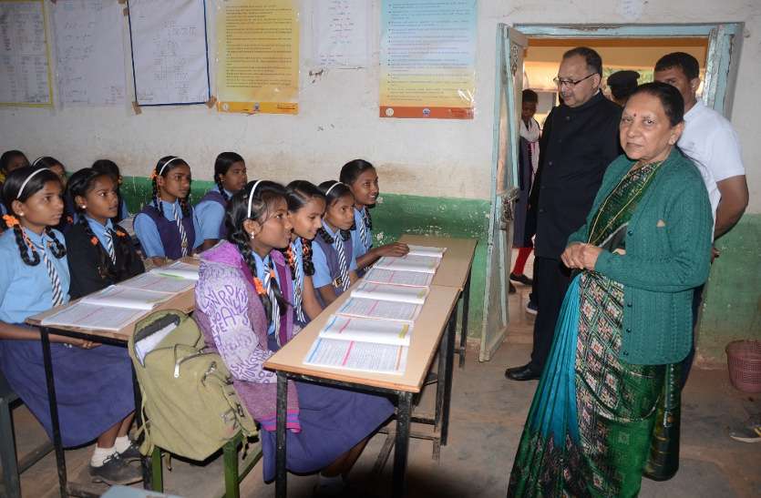 CG Governor महामहिम राज्यपाल ने स्मार्ट क्लास के विद्यार्थियों के ज्ञान को परखा, नगपुरा जैन तीर्थ भी पहुंची