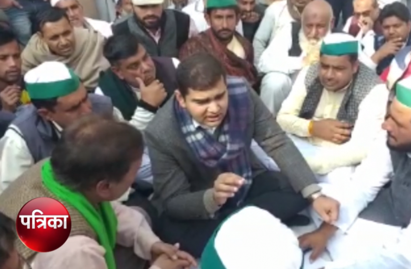 bku VIDEO: अधिकारी पर लगा बदसलूकी का आरोप तो भारी संख्या में पहुंच गए लोग, फिर जो हुआ...