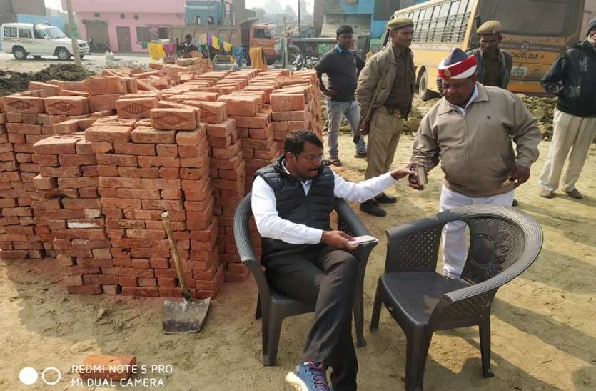lakhimpur सफेदपोश नेताओं के संरक्षण में तालाबों पर भू-माफिया कर रहे कब्जा