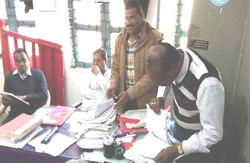 patrika सैलाना में एसडीएम कार्यालय में बाबू तीन हजार रुपए की रिश्वत लेते गिरफ्तार
