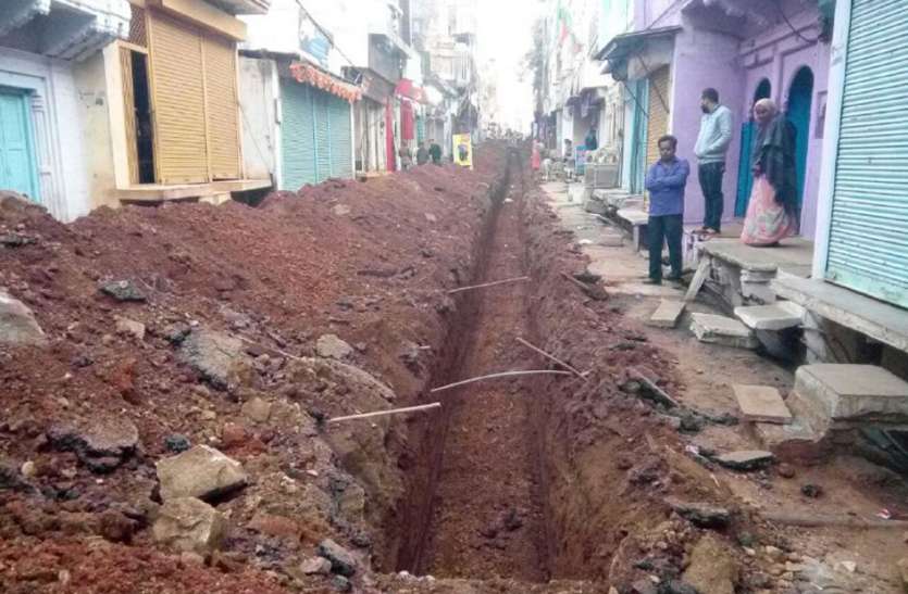 Sewer line, PHE, trouble, shopkeeper, shivpuri, shivpuri news, , shivpuri news in mp दुकानदारों 10-10 हजार रुपए चंदाकर डलवाई सीवर लाइन