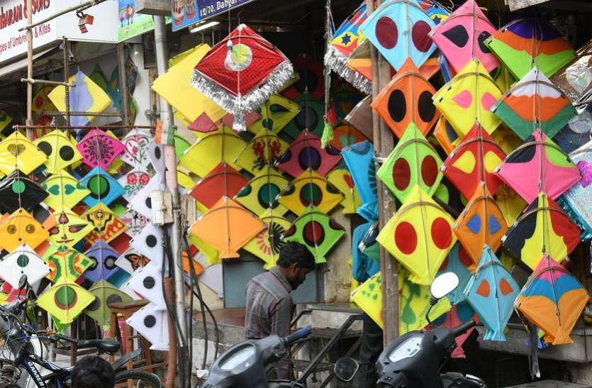 surat SURAT : सज गया रंग-बिरंगी पतंगों और मांझे का बाजार