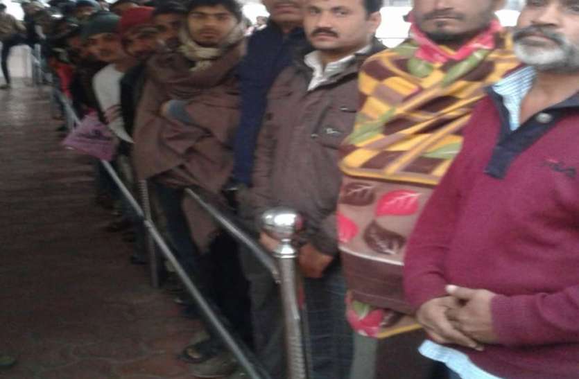surat photo गर्मी की छुट्टियों के लिए कन्फर्म टिकट मिलना अभी से मुश्किल