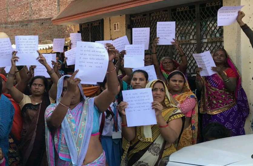 Uttar bhartiy पुलिस कर्मचारियों पर घर में घुसकर मारपीट का आरोप, लोगों ने निकाली रैली, सौंपा ज्ञापन