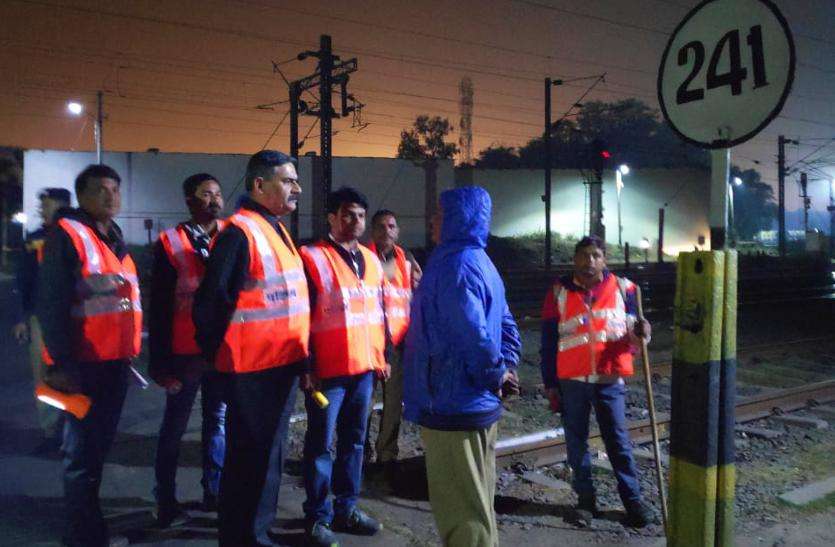 DRM-vadodara पेट्रोलमेन के साथ डीआरएम की पेट्रोलिंग