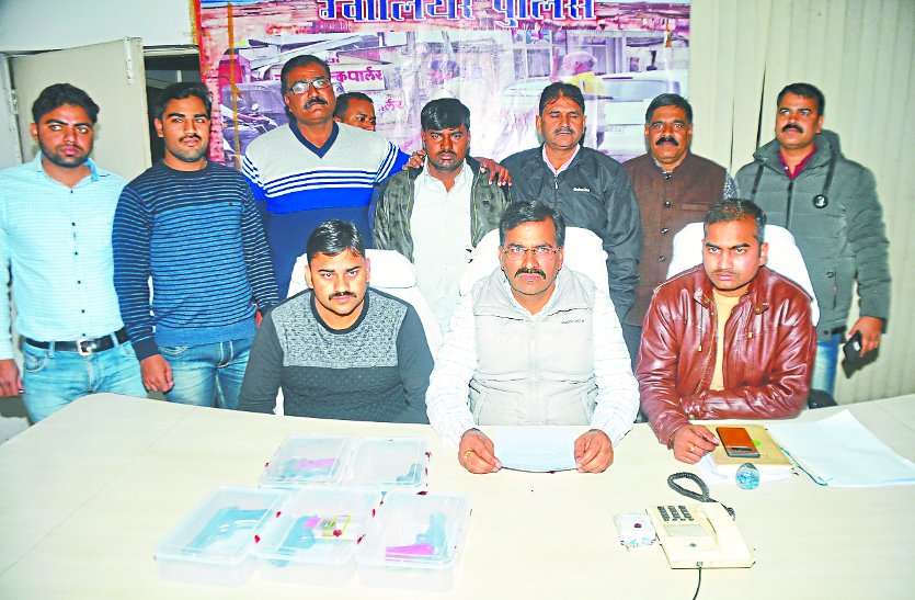 police arrested men selling weapon online सोशल मीडिया से हो रही थी हथियारों की सैलिंग, पुलिस ने प्लानिंग कर पकड़ा बदमाशों को