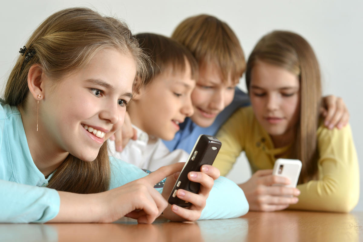if kids use social media monitoring is necessary बच्चे ऑनलाइन क्या कर रहे हैं इसकी निगरानी है जरूरी