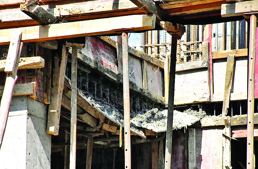 Hamidia Hospita गीले फर्श पर मजदूर का पैर फिसला, सहारा लेने पाइप पकड़ा तो भरभराकर गिरी सेंटिंग, तीन मजदूर घायल