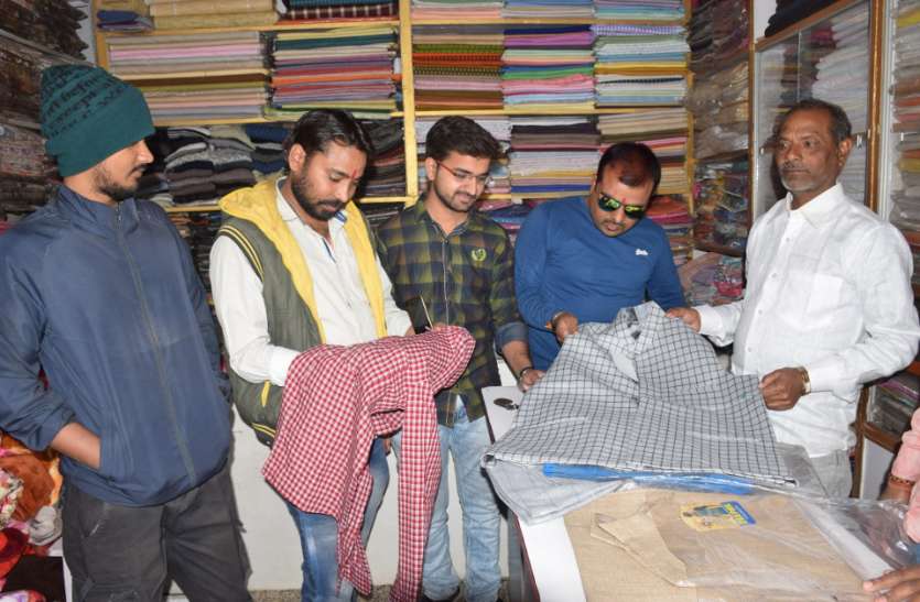 Khadi craze in youth युवाओं में खादी का टशन बरकरार, महफिल में लगा रहे चार चांद