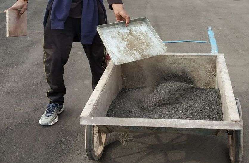 low quality road ये कैसी सड़क, झाडू फेरते ही बिखर रही कंकरीट और डामर