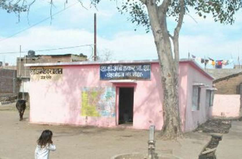 seoni दफ्तर से हुई छुट्टी, अब शिक्षक ने कहा स्कूल चले हम.....