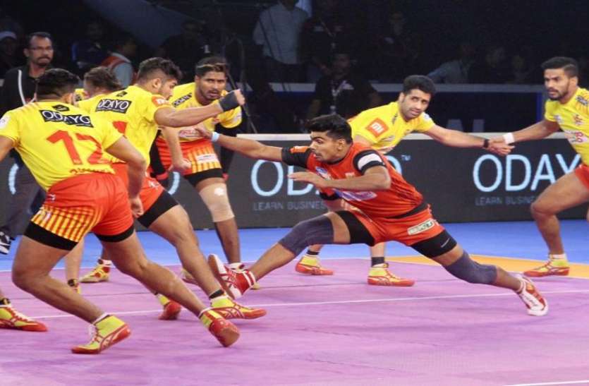 Bengaluru Bulls lifts pro kabaddi league 2018 trophy Pro Kabaddi final: खिताबी मुकाबले में बेंगलूरु बुल्स ने गुजरात फार्च्यूनजाएंट्स को दी मात, पवन रहे जीत के हीरो
