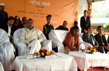 PM inaugurates Demu Passenger train पीएम ने डेमू पैसेंजर का किया उदघाटन,राज्यपाल ने की यात्रा