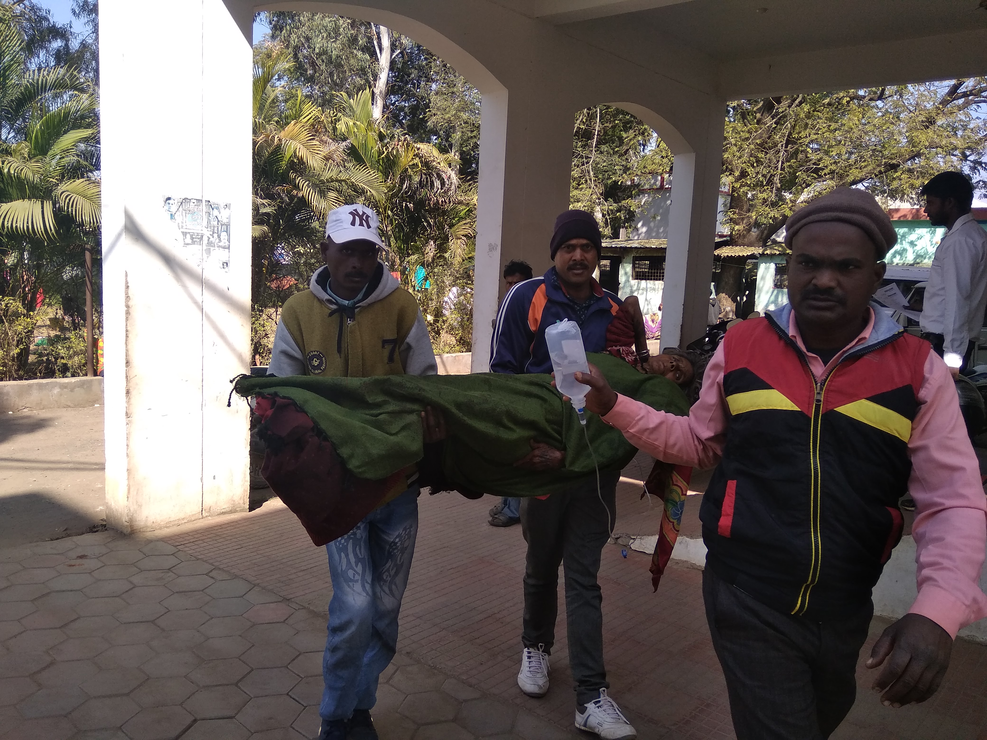 Dependents of a stretcher, patients taking care of patients in family एक स्ट्रेचर के भरोसे जिला अस्पताल, परिजन गोद में उठाकर मरीजों का करा रहे उपचार
