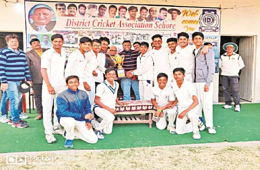 news महेंद्र चतुर्वेदी के दोहरे प्रदर्शन ने बनाया विजेता
