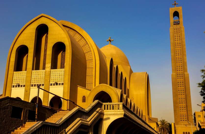 Egypt policeman killed while defusing bomb near coptic church मिस्र: चर्च के बाहर बम डिफ्यूज करते हुए एक पुलिसकर्मी की मौत, बैग में छिपाकर रखा था विस्फोटक