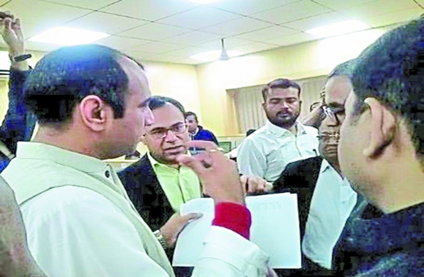 power company's call center मंत्री बोले, लाइनमैन का मामला बंधा हुआ है, साथी ने कहा- सर कैमरे ऑन है बाद में...