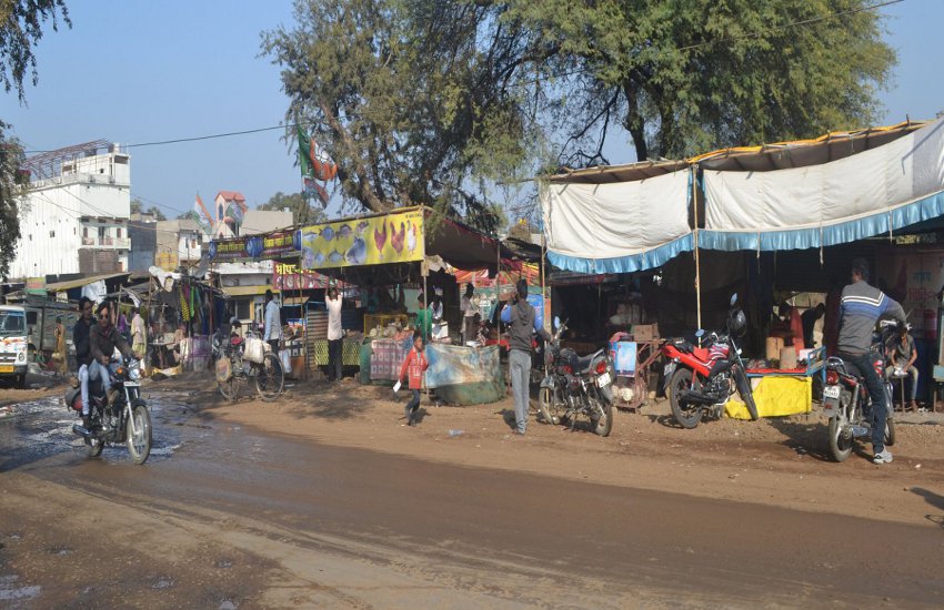 Land encroachment चौराहे के बेशकीमती जमीन पर फिर हो गया कब्जा, मुंह ताकते रह गए जिम्मेदार