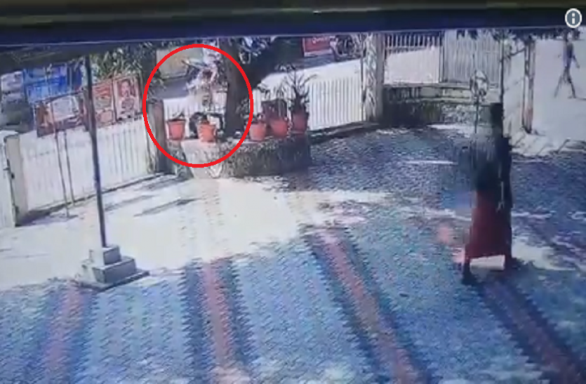 cctv footage आरएसएस प्रचारक का वीडिया सोशल मीडिया पर वायरल, पुलिस थाने में फेंक रहे बम