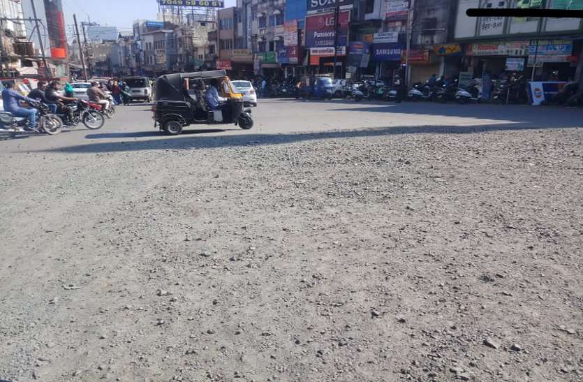 news बननी थी सड़क, गिट्टियां भर छोड़ दी रोटरी, अब घायल हो रहे लोग