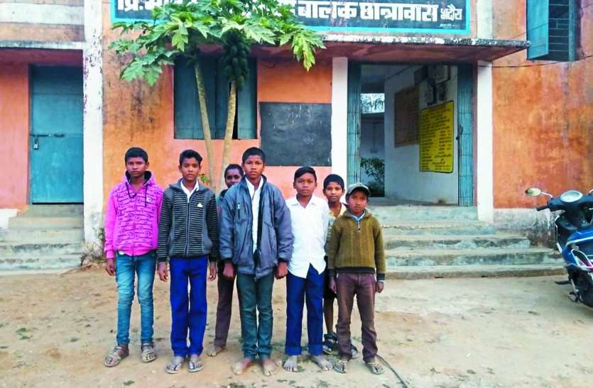 dozen students in hostel,Monkeys sharing budget by showing presence 50 सीटर छात्रावास में महज दर्जनभर छात्र, फर्जी उपस्थिति दिखाकर बजट का कर रहे बंदरबांट