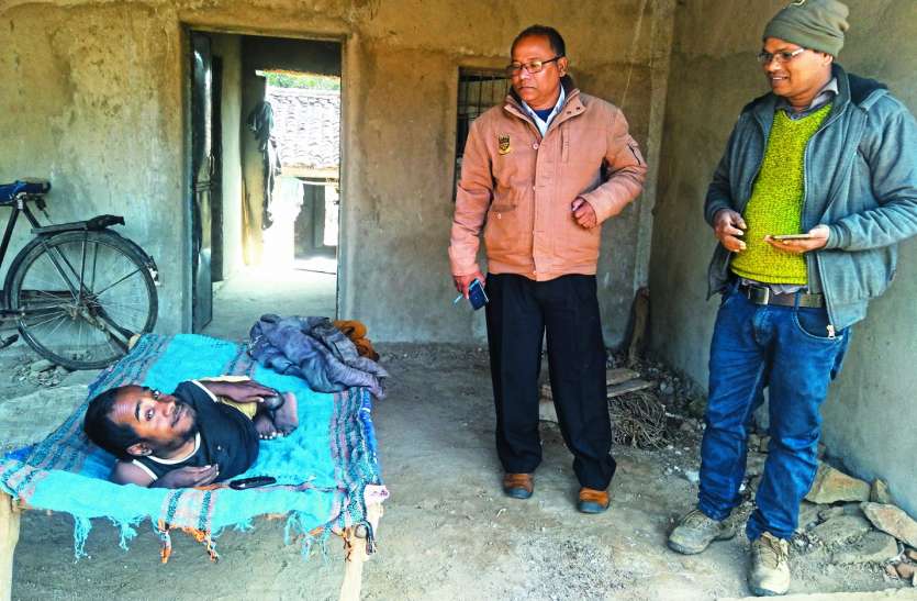 Admirable steps: Divyang Sukhram's family now buzzed thirst सराहनीय कदम: दिव्यांग सुखराम के घर कराया हैंडपंप का उत्खनन, अब परिवार की बुझेगी प्यास