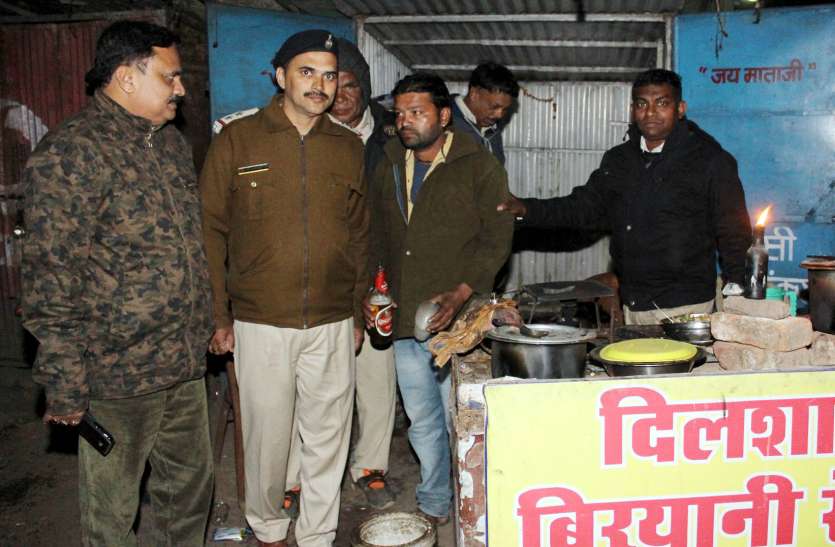 On the open ground were running and jam, खुले मैदान में छलक रहे थे जाम,अचानक मची भागम भाग