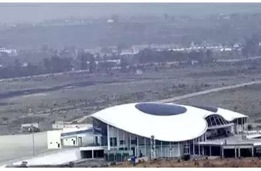 raja bhoj airport राजधानी पर छाई कोहरे को चादर, विमान सेवाओं पर दिखा असर