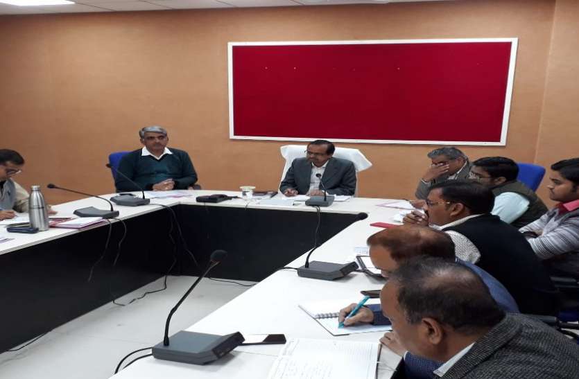 aa कलेक्टर बोले, गैरहाजिर रहने वाले अफसरोंं को जारी होगा शोकाज नोटिस