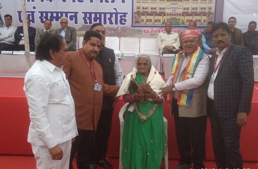 120 honors including talents, senior people प्रतिभाओं, वरिष्ठजनों सहित 120 का सम्मान