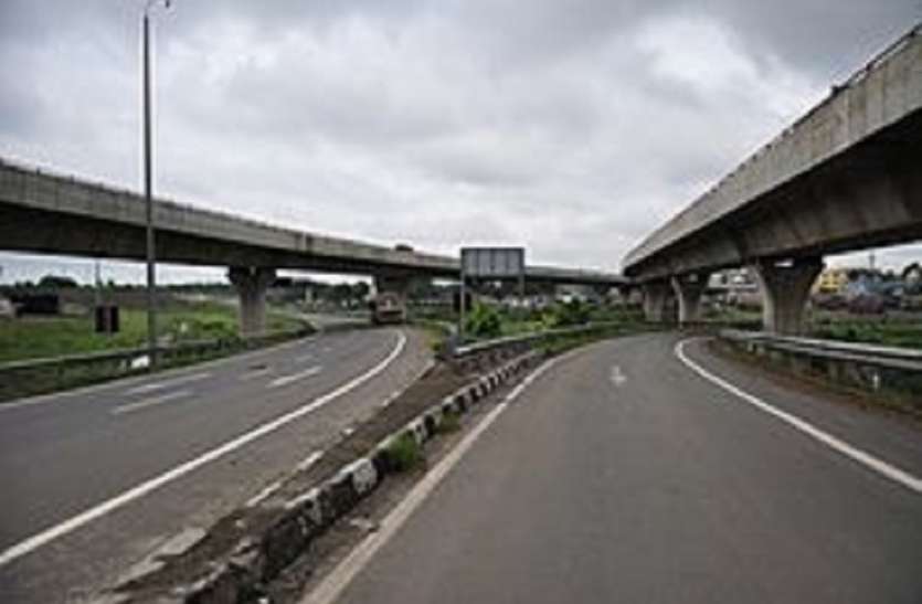 kolkata west bengal कॉलेज के सामने रास्ता खोदा, परीक्षार्थियों को परेशानी