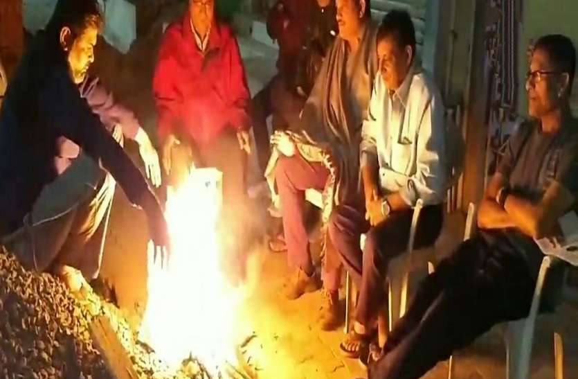 surat photo सर्द हवाओं ने लोगों को ठिठुराया, अलाव बने सहारा