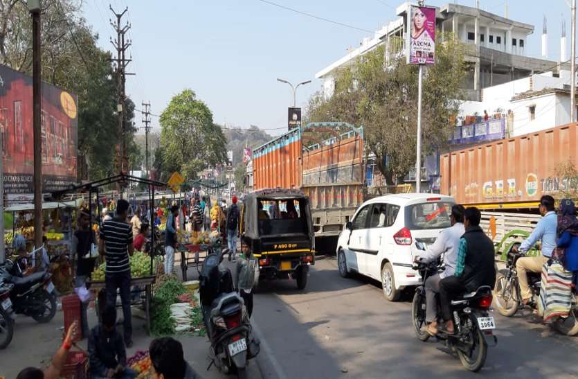 No reserved place for Friday and Thursday market सप्ताह में तीन दिन नेशनल हाइवे के किनारे लगे रहे सब्जी बाजार, ट्रैफिक जाम की बन रहे वजह