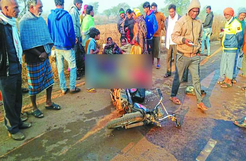 accident पति और बेटे के साथ स्कूटी पर जा रही थी महिला, अचानक सामने से आया ट्रैक्टर और...