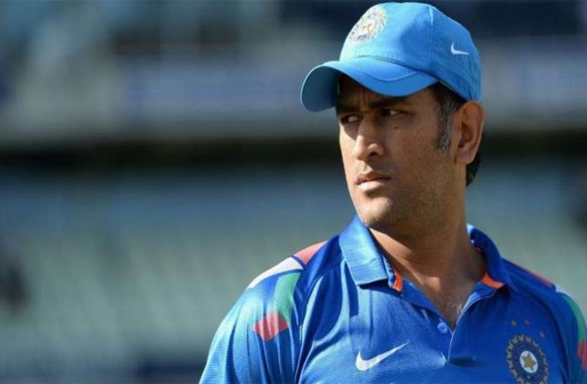 एमएस धोनी (फाइल फोटो) बढ़ सकती हैं कैप्टन कूल एमएस धोनी की मुश्किल, आम्रपाली घोटाले में मुलजिम बनाने की मांग