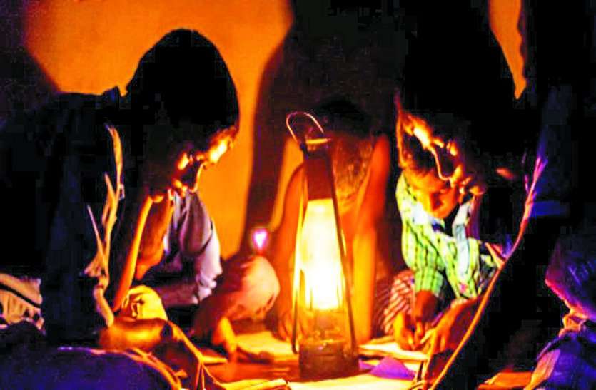 electricity issue जीरो पॉवर कट वाले राज्य में लोग चिमनी की भरोसे काट रहे रात, नई सरकार से उम्मीद