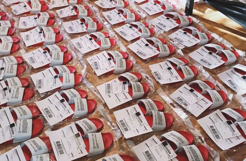 American earn 2 crores in one month by selling trump tweet printed on flip flops ट्रंप के विवादित ट्वीट्स से इस अमरीकी ने एक महीने में कमाए करोड़ों रुपए, चप्पल पर प्रिंट कराया स्टीकर