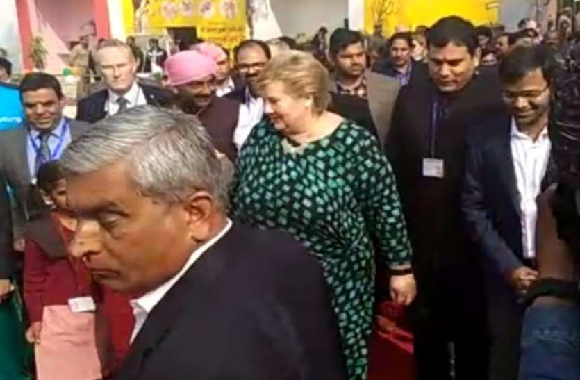 norway pm erna solberg visits नार्वे की प्रधानमंत्री अचानक पहुंची यूपी के इस सरकारी स्कूल, व्यवस्था देख रह गर्इं हैरान, देखें वीडियो-