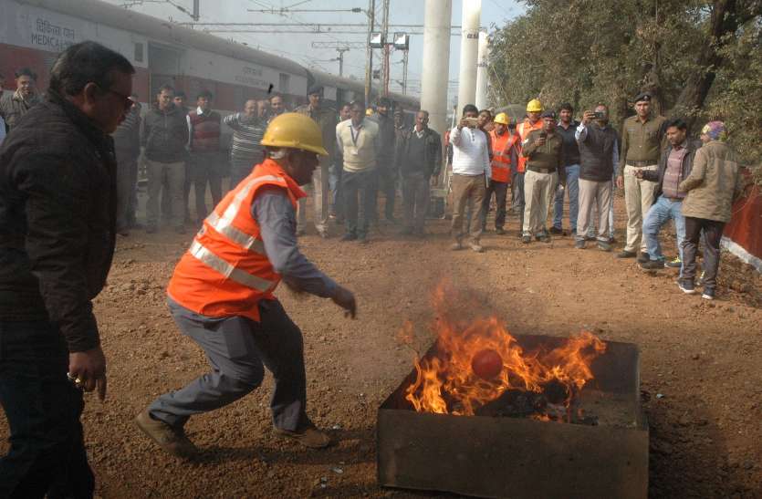 patrika पहली फायर बॉल फुस्स, दूसरी से बुझी आग