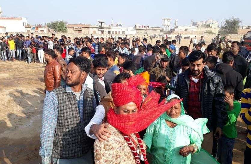 दूल्हा इस्माइल अपनी रानी शबीना बानो को ब्याहने कस्बे में पहुंचा।