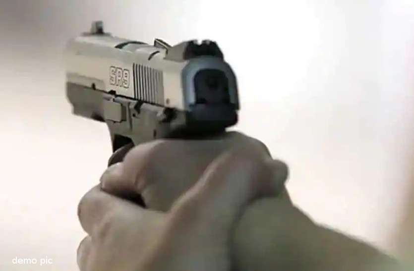 gunpoint घर में घुसे लुटेरों ने महिला व बेटी पर तानी पिस्टल, मोबाइल बजा तो भाग छूटे
