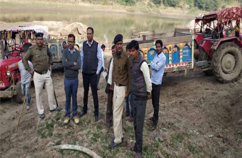 patrika अधिकारियों ने नदी में चल रहे 5 ट्रेक्टर और एक पोकलेन को पकड़ा