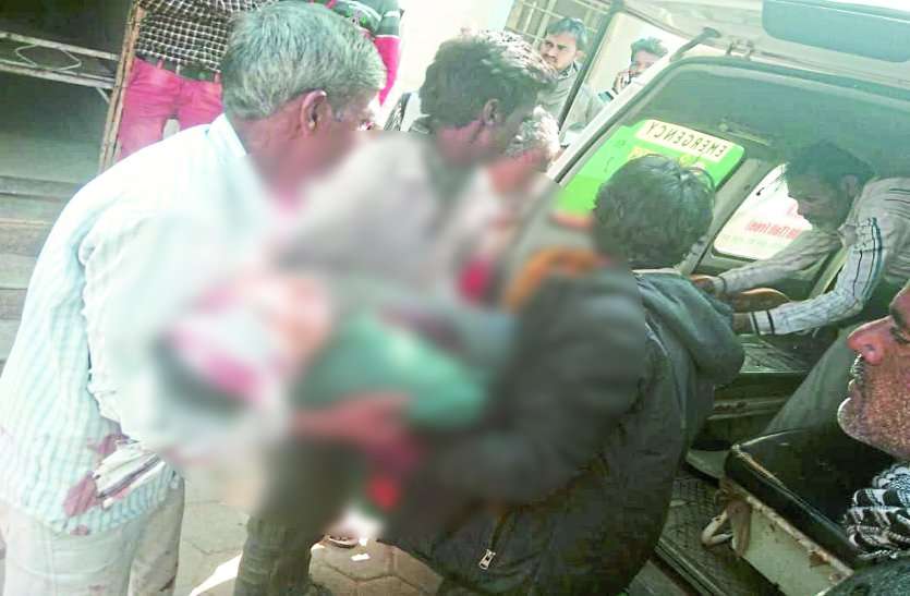 woman भाई के सामने भाई तोड़ रहा था दम फिर भी युवक नहीं कर पाया सहायता
