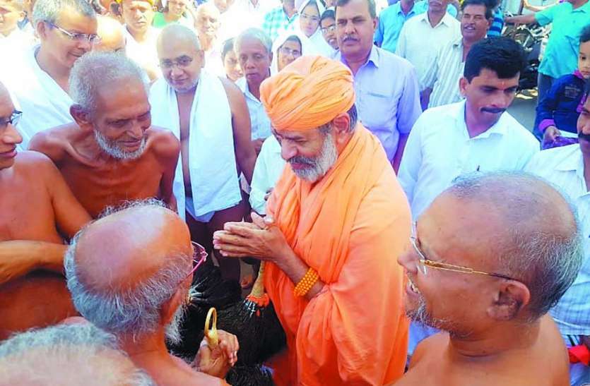 acharya is great yogi of meditation ध्यान के महान योगी हैं आचार्य : चारुकीर्ति