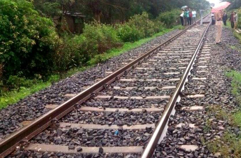 track बीवी मायके गई तो ट्रेन के सामने कूदने पहुंच गया पति, तभी...