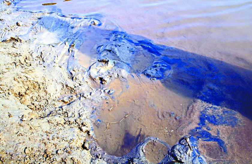 layer of iron ore frozen on the river banks, itching in the body bath नदी किनारों पर जम रही लौह अयस्क की परत, नहाने पर शरीर में हो रही है खुजली